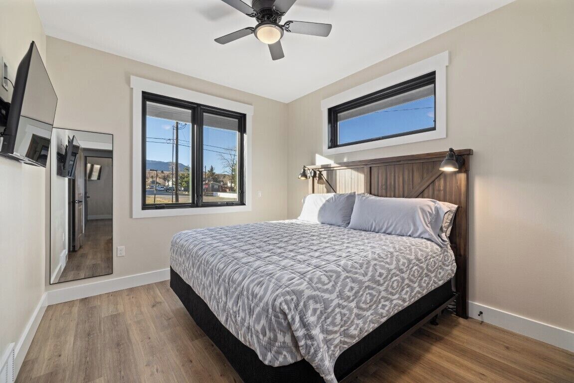 Een strijkplank/strijkijzer, wifi, beddengoed