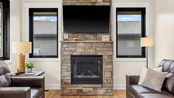 Een televisie en een open haard