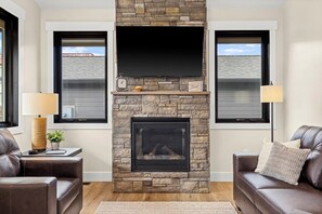 Een televisie en een open haard