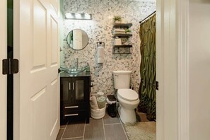 Sèche-cheveux, serviettes fournies