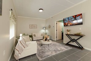 TV - Luxurious One-Bedroom Gem Near Conneaut Lake (Conneaut Lakeshore)