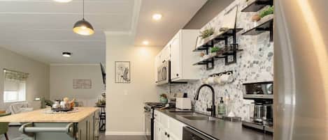 雪櫃、微波爐、焗爐、爐具