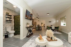 Interior - Luxurious One-Bedroom Gem Near Conneaut Lake (Conneaut Lakeshore)