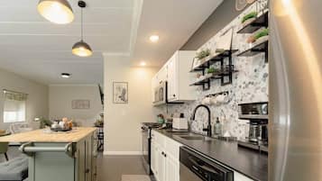 Køleskab, mikrobølgeovn, ovn, kogeplade