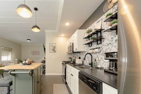 Fridge, microwave, oven, stovetop. Luxurious One-Bedroom Gem Near Conneaut Lake