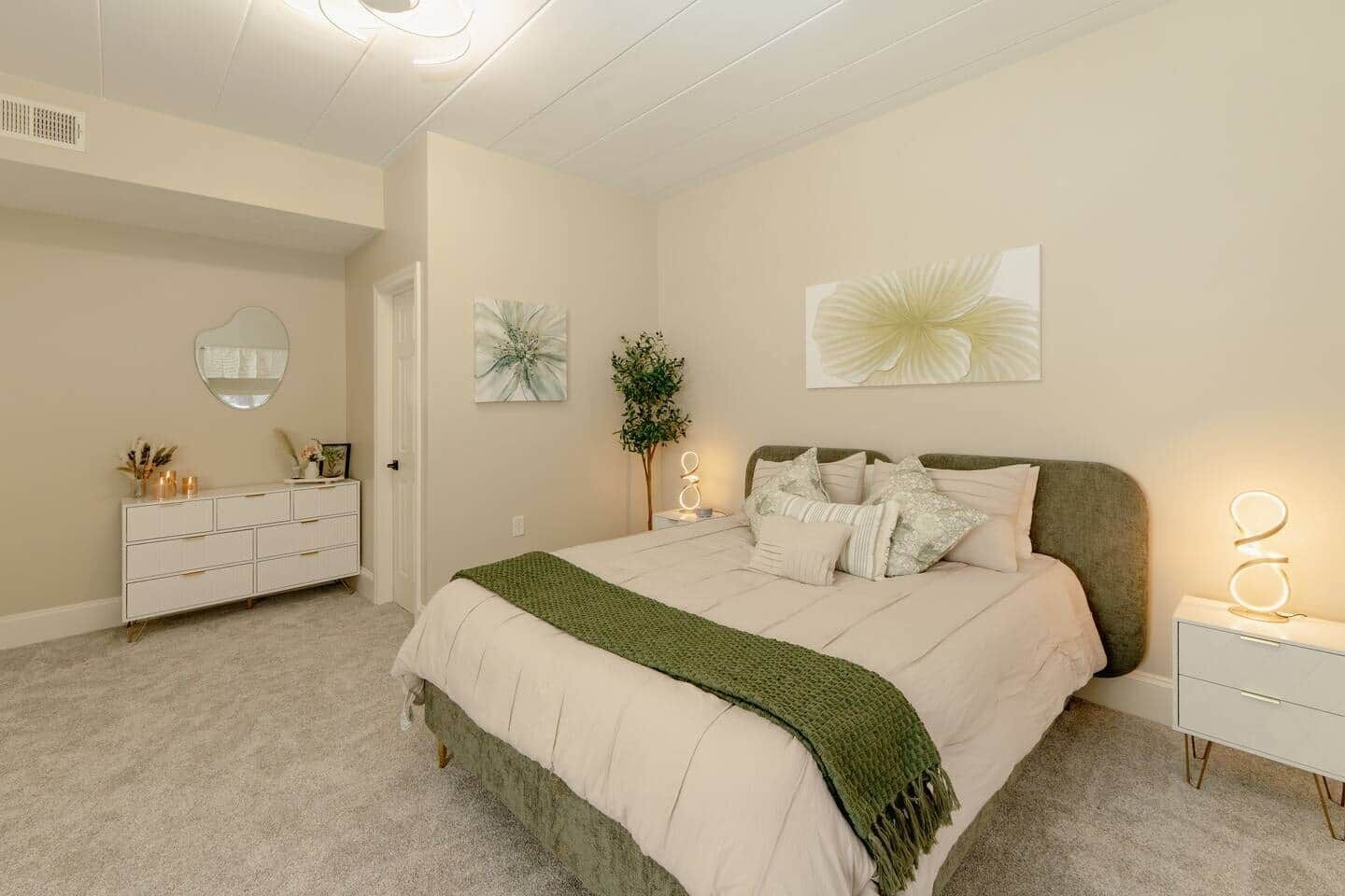 Tabla de planchar con plancha, wifi y ropa de cama 