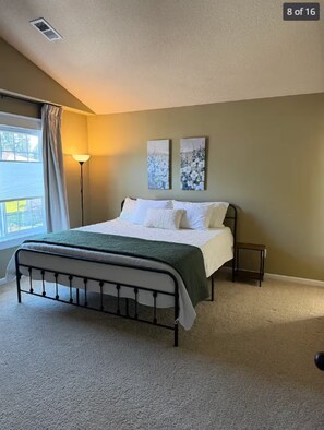 3 bedrooms, iron/ironing board, WiFi, bed sheets - Bright & Comfortable, Long Stay and Pet Friendly (Beaverton)