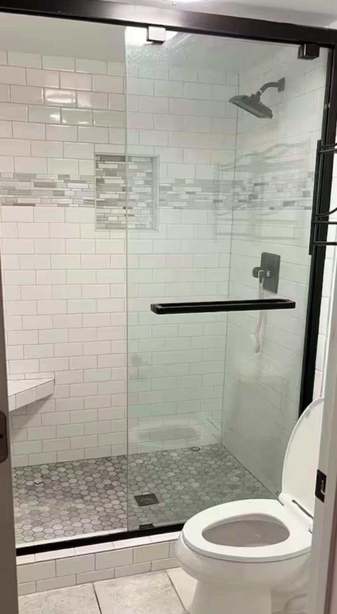 Secadora de cabello, toallas, jabón, papel de baño 