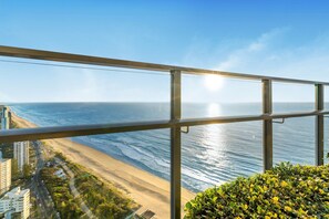 On the beach - Beach View Apartment on High Floor in Surfers Paradise with Free Parking (Surfers Paradise)