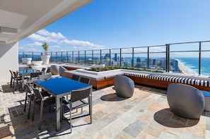 Outdoor dining - Beach View Apartment on High Floor in Surfers Paradise with Free Parking (Surfers Paradise)