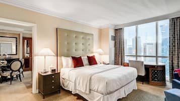 Suite – superior, byutsikt | Sengetøy av topp kvalitet, safe på rommet og blendingsgardiner