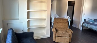 Quiet studio apartment with a mountain view