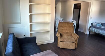 Quiet studio apartment with a mountain view