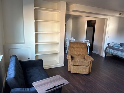 Quiet studio apartment with a mountain view