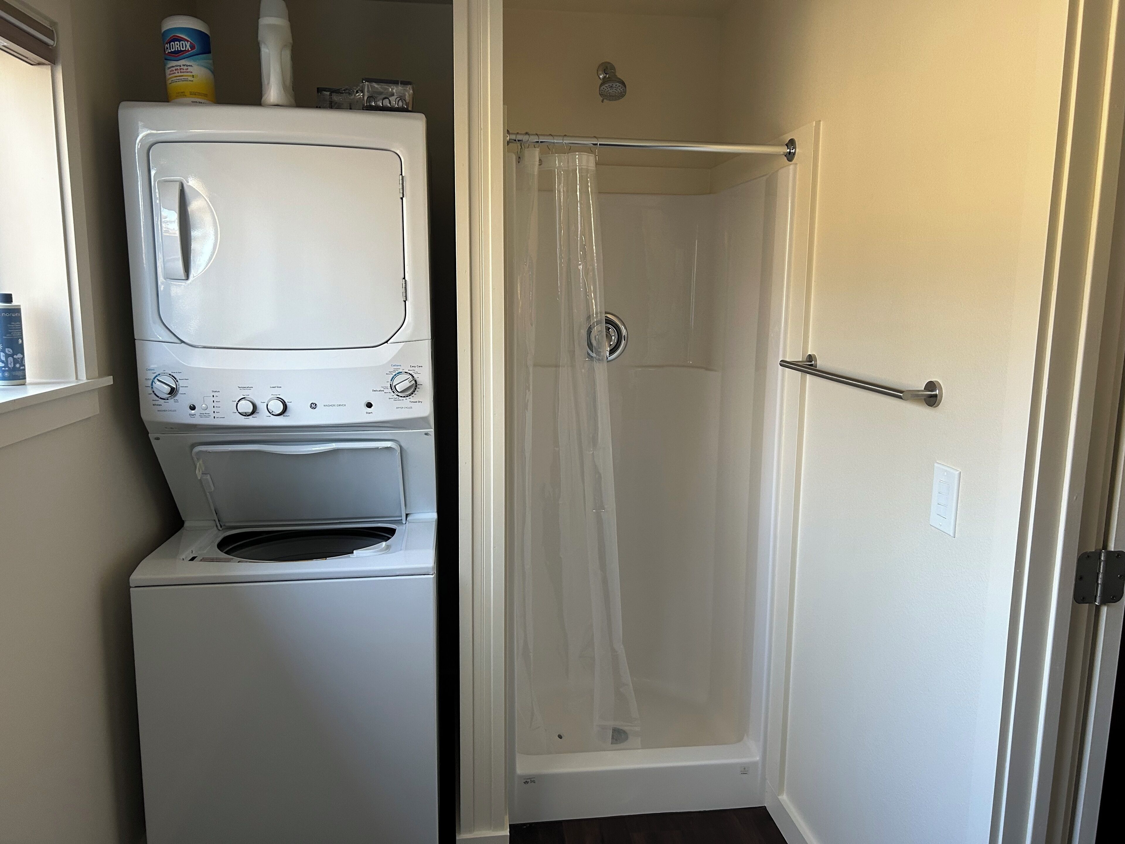 Regadera, toallas, jabón, shampoo 