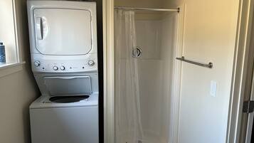 Regadera, toallas, jabón, shampoo