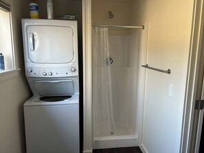 Regadera, toallas, jabón, shampoo 