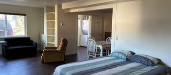 Quiet studio apartment with a mountain view