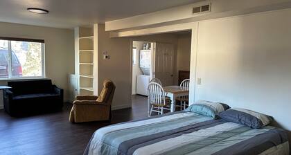 Quiet studio apartment with a mountain view