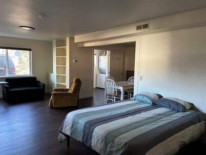 Quiet studio apartment with a mountain view