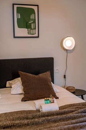 1 bedroom, desk, WiFi, bed sheets - Modern Suite in the Heart of the City (Antwerpen)