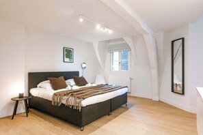 1 bedroom, desk, WiFi, bed sheets - Modern Suite in the Heart of the City (Antwerpen)