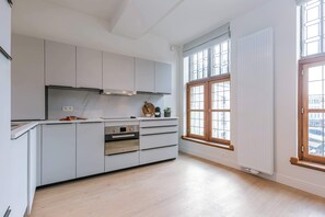 Fridge, microwave, oven, stovetop - Modern Suite in the Heart of the City (Antwerpen)