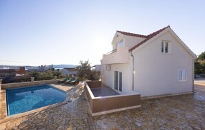 A heated pool - Amazing home in Kastel Sucurac (Kastel Sucurac)