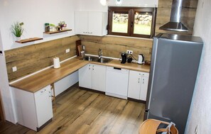 Fridge, oven, stovetop, dishwasher - Stunning home in Gospic (Gospic)