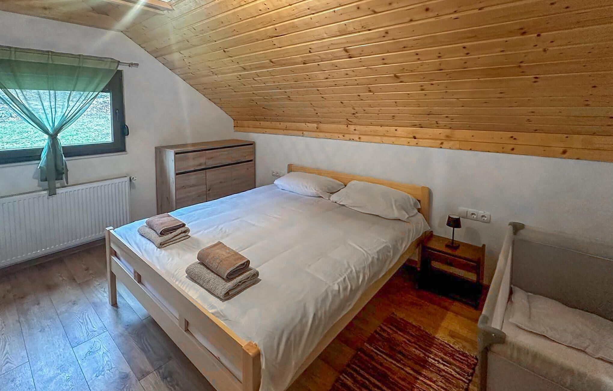 3 slaapkamers, een strijkplank/strijkijzer, reisbedje, gratis wifi