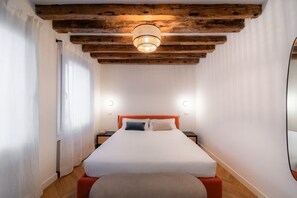 Coffres-forts dans les chambres, fer et planche à repasser