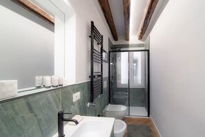 Shower, bidet, towels, toilet paper - Cà del Bacino, San Marco (Venice)