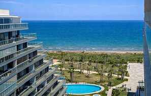 A modern hotel with a rooftop pool overlooking the ocean. - Beautiful apartment in Cabanes with house sea view (Cabanes)