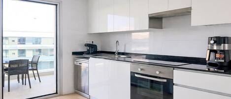 Geladeira, fogão, cooktop, lava-louças