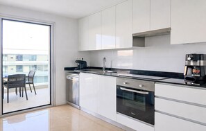 Fridge, microwave, oven, stovetop - 3 bedroom gorgeous apartment in Cabanes (Cabanes)