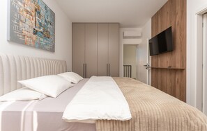 4 bedrooms, free WiFi - Gorgeous home in Policnik (Policnik)