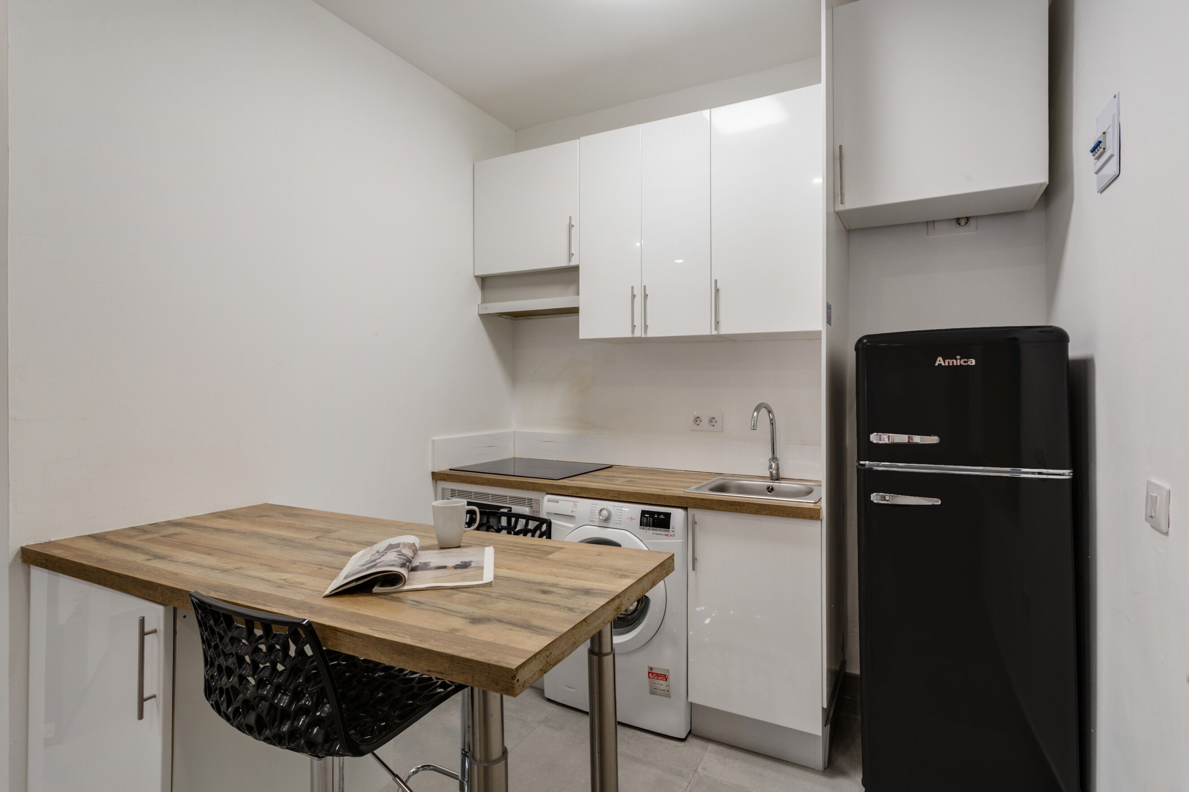 Coffee/tea maker, fridge, microwave, stovetop