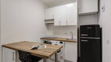 Coffee/tea maker, fridge, microwave, stovetop