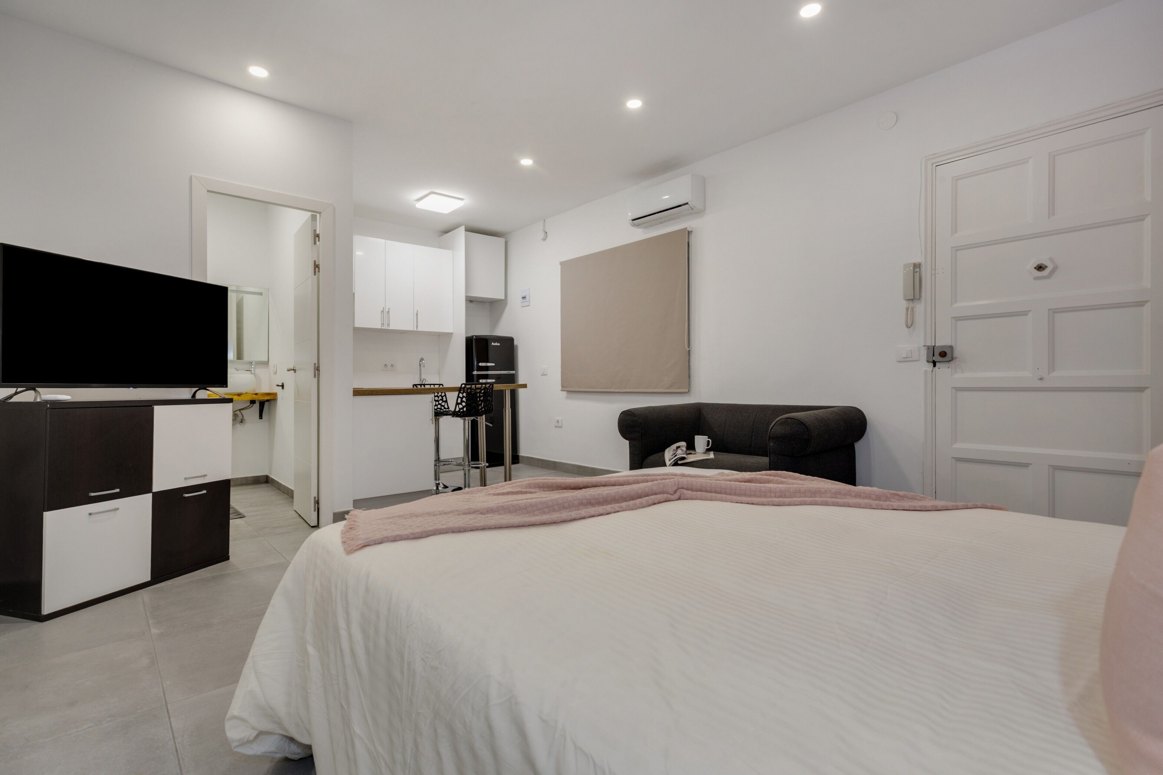 Iron/ironing board, WiFi, bed sheets