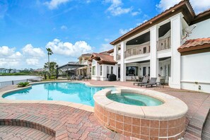 A swimming pool with a hot tub, outdoor seating, and a view of the ocean. - 🦩Book Me Baby! Lakeside Luxury in Destiny East🦩 (Destin)