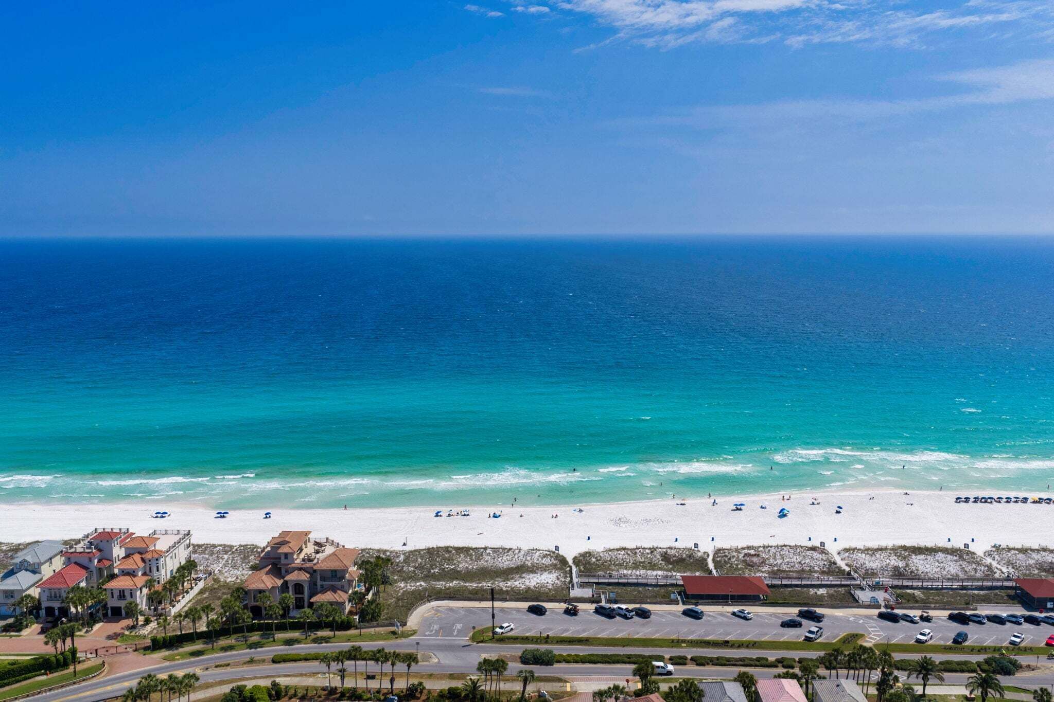 Vista costera con playa, océano y edificios residenciales.