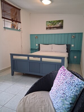 2 chambres, fer et planche à repasser, lit de bébé portatif