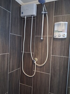 Chuveiro, secador de cabelo, toalhas de banho, sabonete