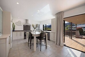 Fridge, microwave, oven, stovetop - Goldrush Retreat BBQ Hot Tub and Log Burner (Arrowtown)