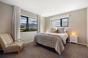 4 bedrooms, iron/ironing board, travel cot, WiFi - Goldrush Retreat BBQ Hot Tub and Log Burner (Arrowtown)