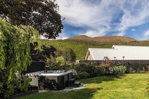Outdoor spa tub - Goldrush Retreat BBQ Hot Tub and Log Burner (Arrowtown)