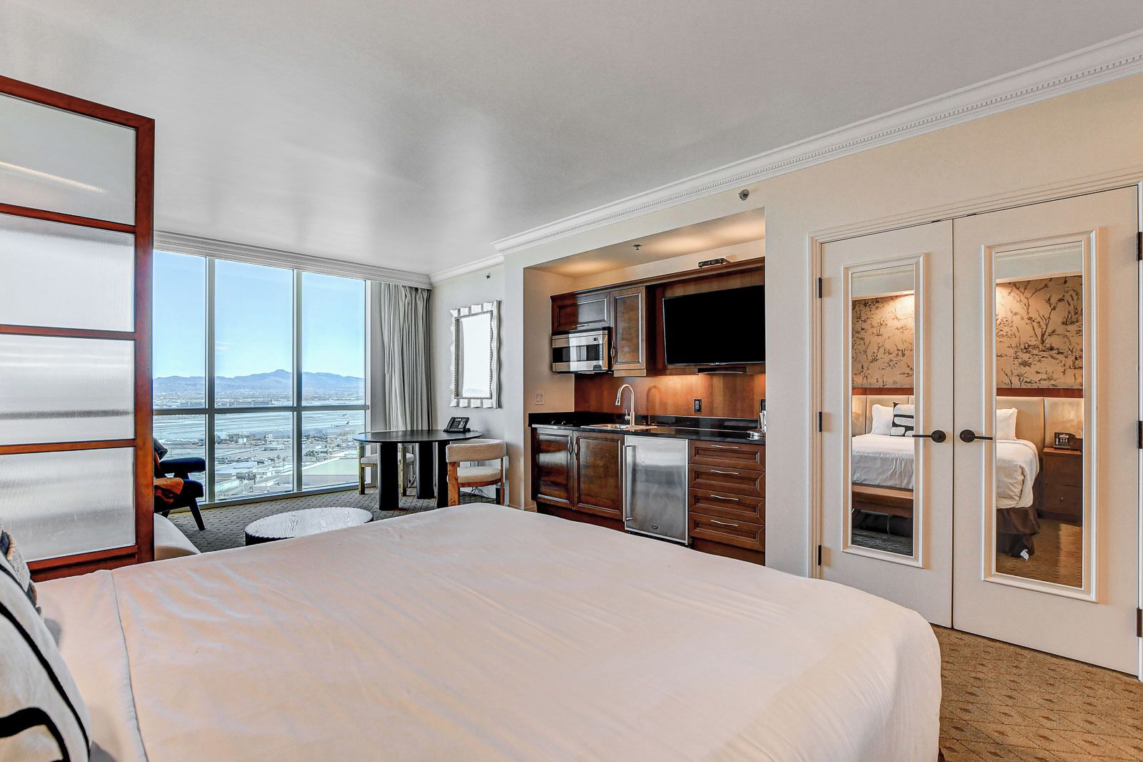 Elite Studio Suite | Individually decorated, individually furnished, desk, free WiFi