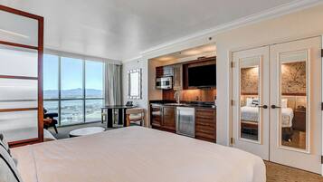 Elite Studio Suite | Individually decorated, individually furnished, desk, free WiFi