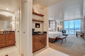 Studio Suite Elite | Bàn, truy cập Internet không dây miễn phí, bộ trải giường