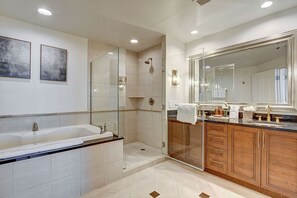 Badewanne und Dusche (separat), Whirlpool, kostenlose Toilettenartikel